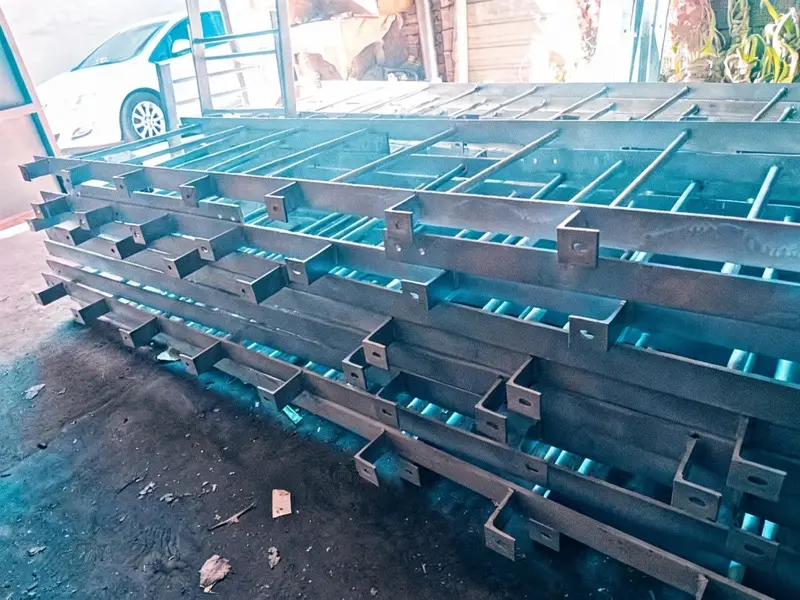 Interior da fábrica Dengtai com linhas de fabricação de escadas