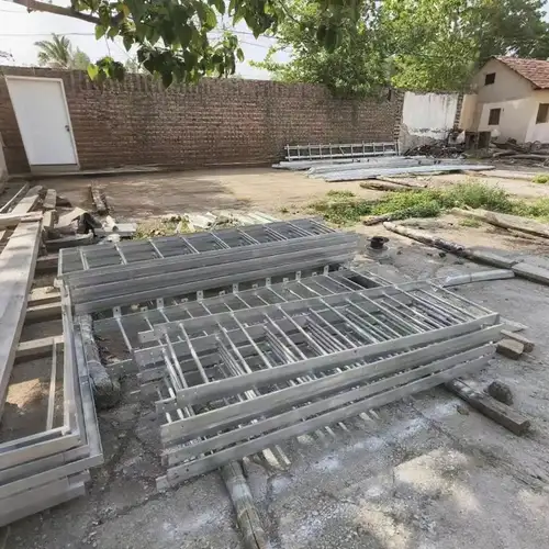 Escada fixa de alumínio instalada em tanque industrial, leve e resistente à corrosão