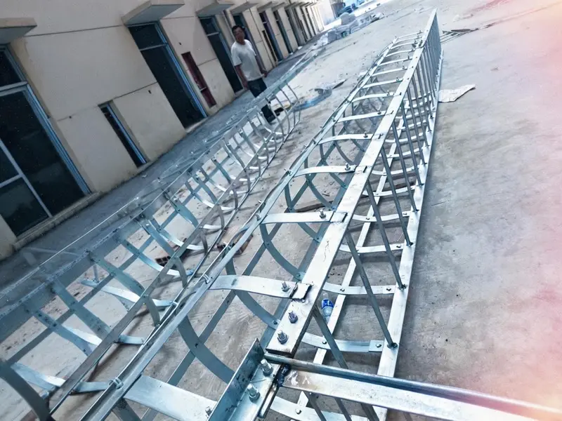 Escada marinheiro instalada em obra do cliente, entrega completa pela fábrica