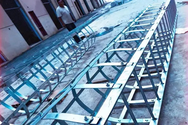 Equipe técnica Dengtai em instalação de escada fixa com componentes fornecidos pela fábrica