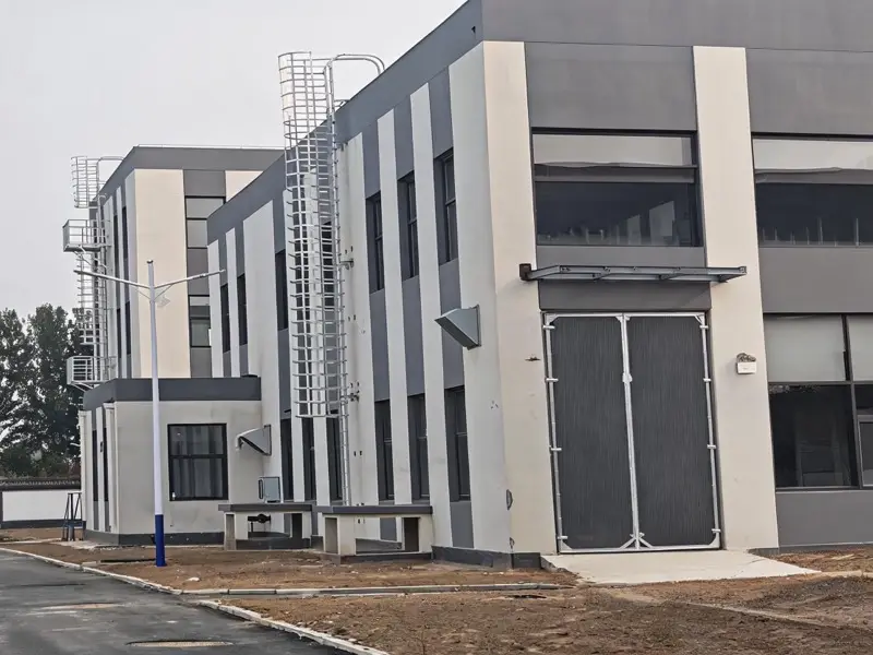 Planta industrial geral com torres e tanques servidos por escadas de acesso