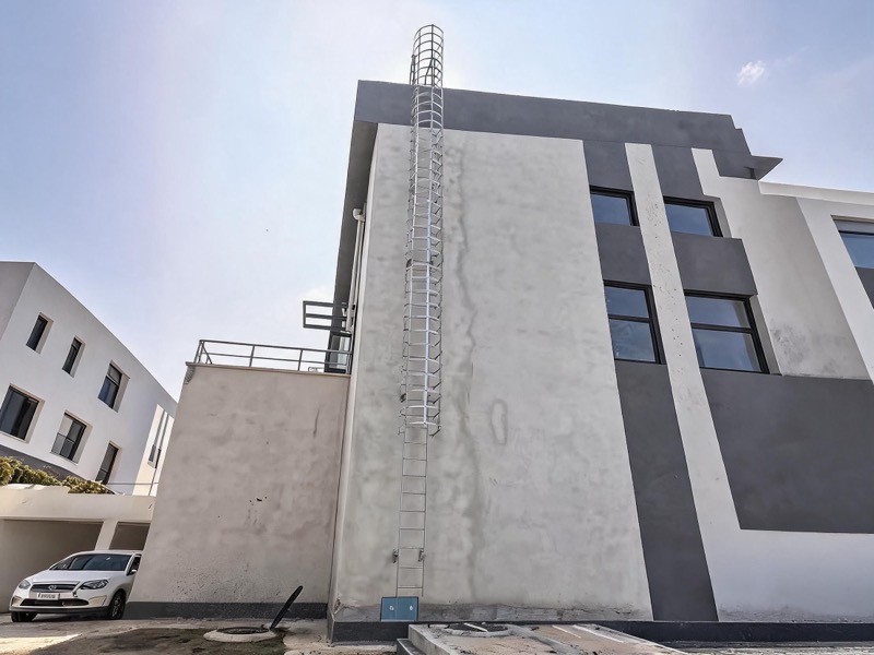 Detalhe de instalação de escada fixa com fixações em estrutura metálica