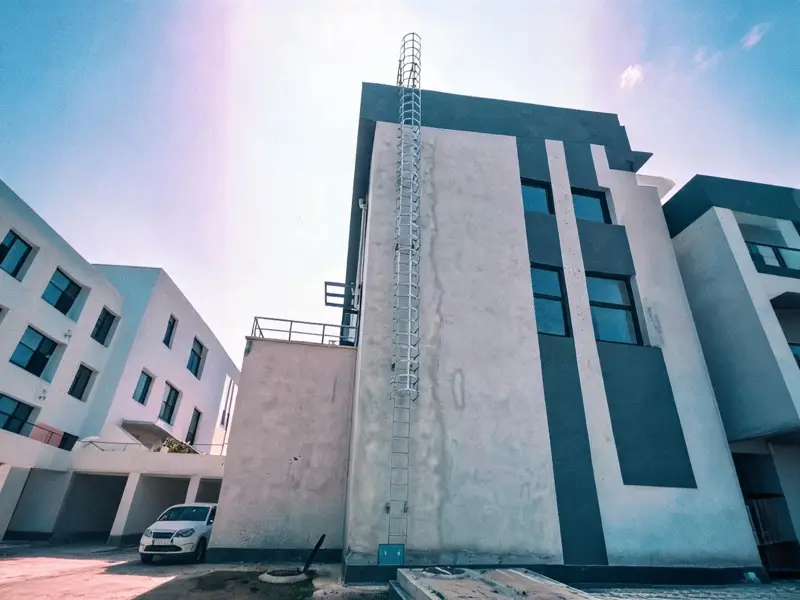 Escada marinheiro com acessórios de proteção instalada em campo