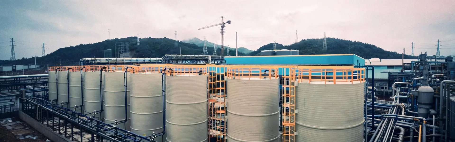 Escada marinheiro com gaiola de proteção instalada em tanque industrial