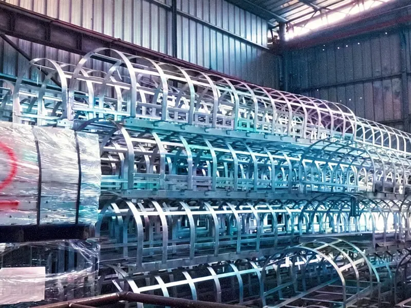 Lote de escadas fixas com gaiola de proteção pronto para expedição na fábrica