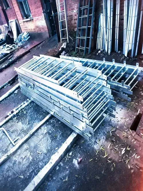 Escadas marinheiro de aço carbono empilhadas na fábrica, prontas para galvanização