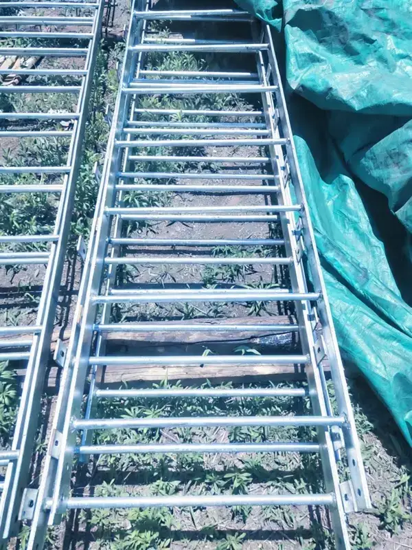 Detalhe de degraus e montantes em aço de escada marinheiro, acabamento galvanizado