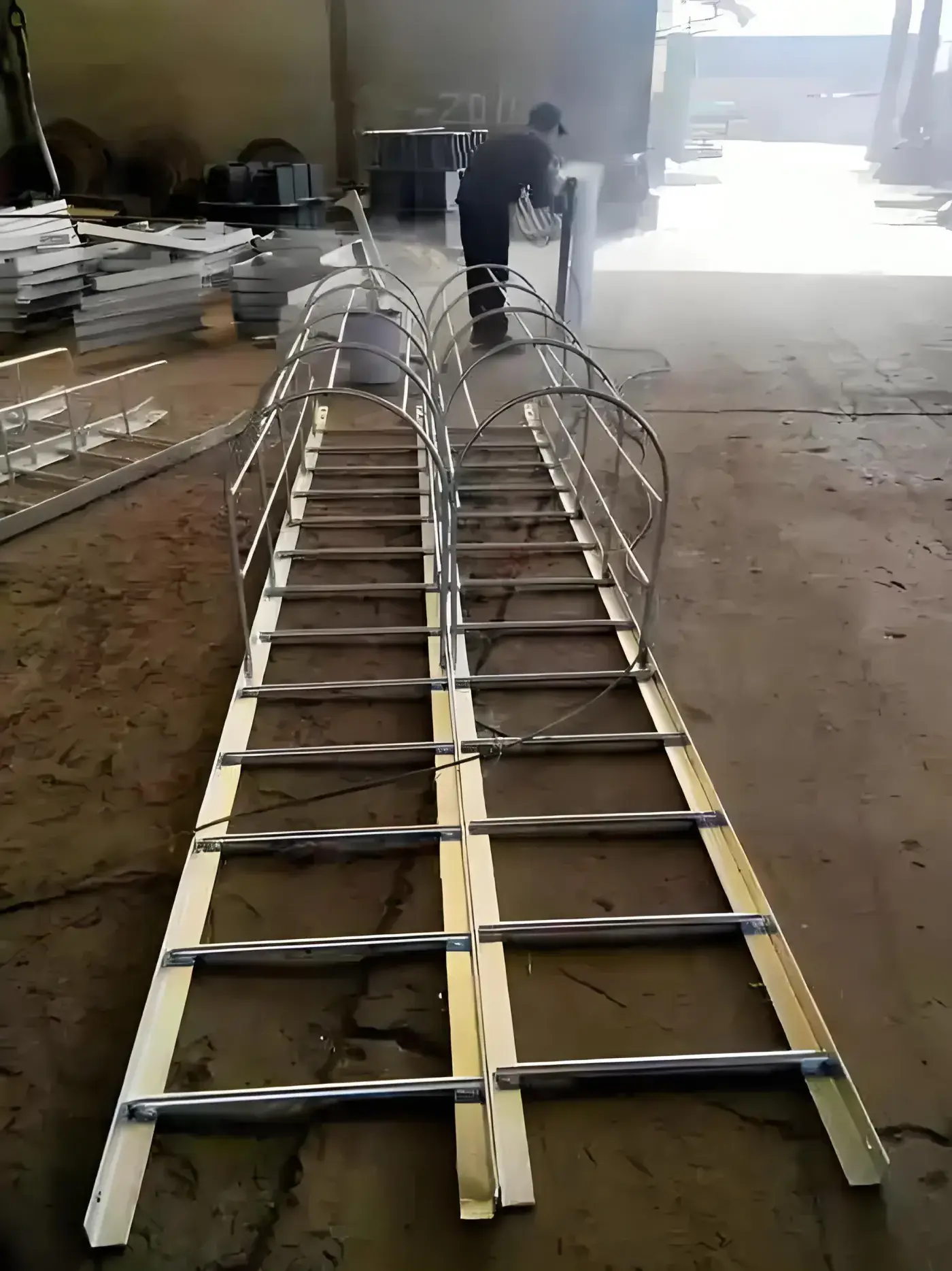 Gaiolas de proteção para escadas marinheiro em fabricação na oficina Dengtai