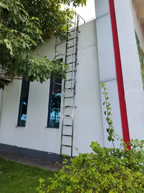 Escada marinheiro em aço inoxidável com gaiola de proteção, instalação em ambiente agressivo
