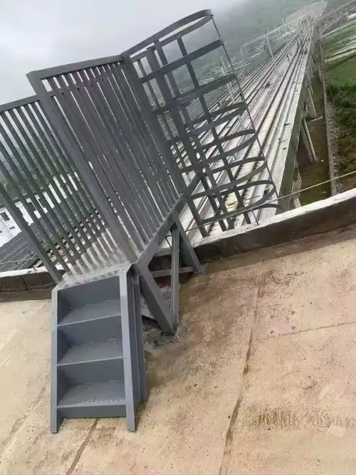 Guarda-corpo instalado no topo de tanque com escada de acesso, proteção contra quedas